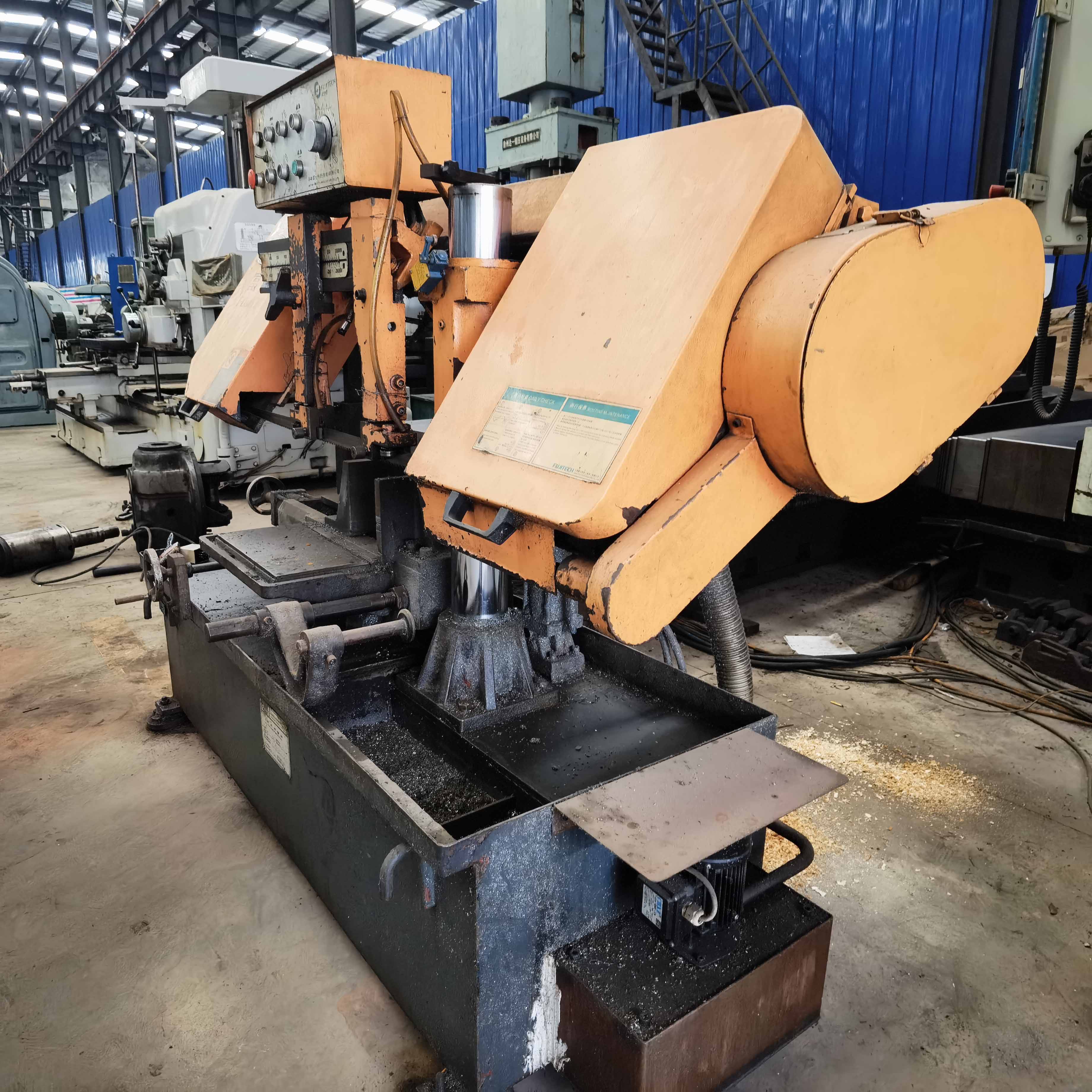 Ленточная пила по металлу горизонтальная бывшая в употреблении