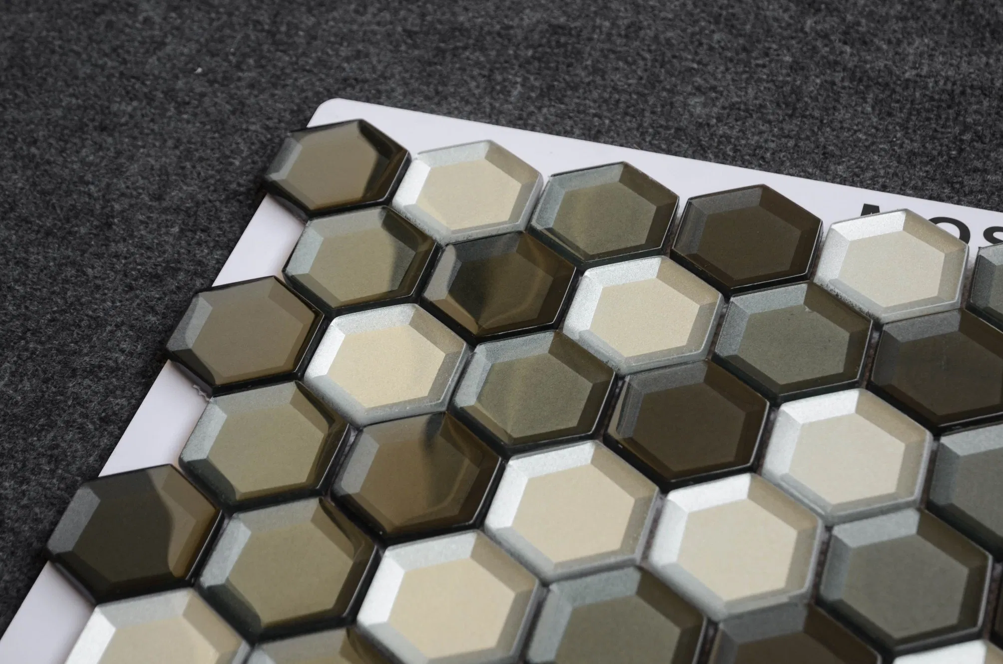 Мозаичная плитка шестигранная, стеклянная, смешанных цветов