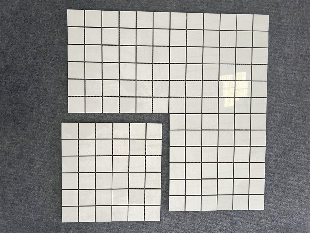 Стильная серая мозаика из фарфора для интерьера