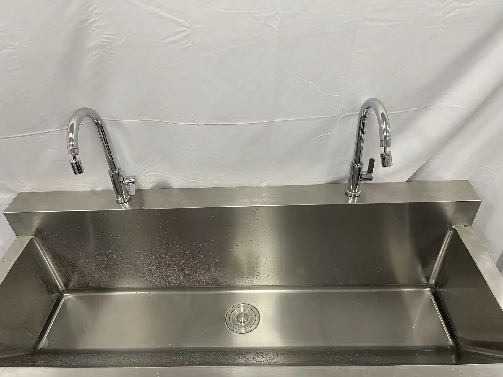 304 Stainless Steel Three Person Hand Washing Sink Medical Wash Basin