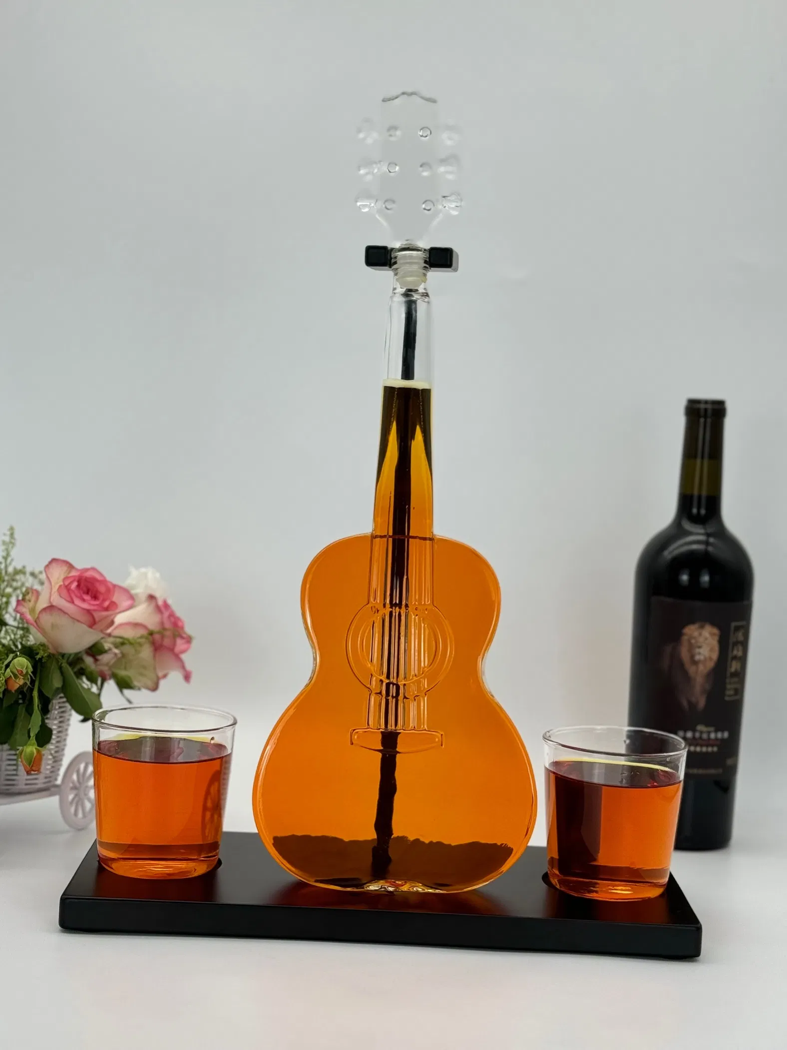 Elegant Glass Wine Decanter with Stopper and Pourer