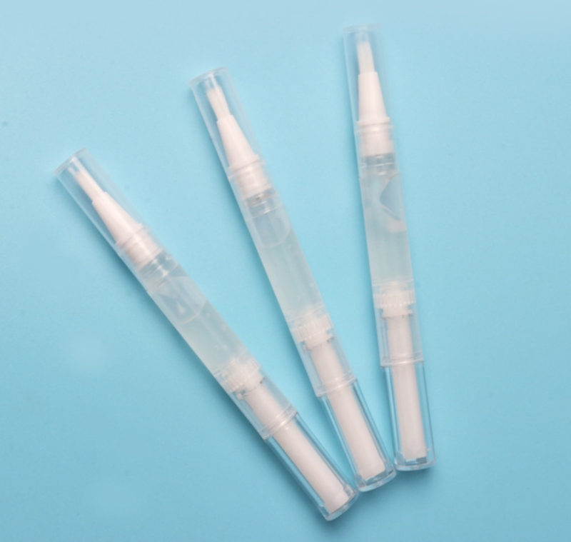 Safely Eliminate The Adhesive, Ensuring Your Lashes Remain Soft and Undamaged.