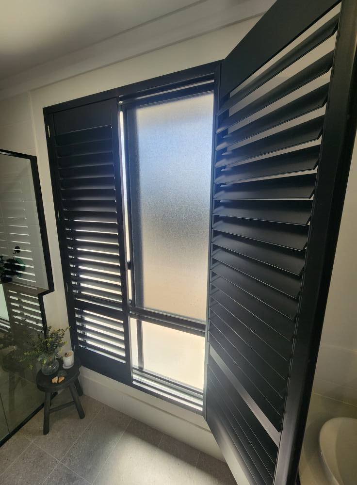 Home Decoration Elegant Style PVC Plantation Shutter/Window Shutters with Slat Style