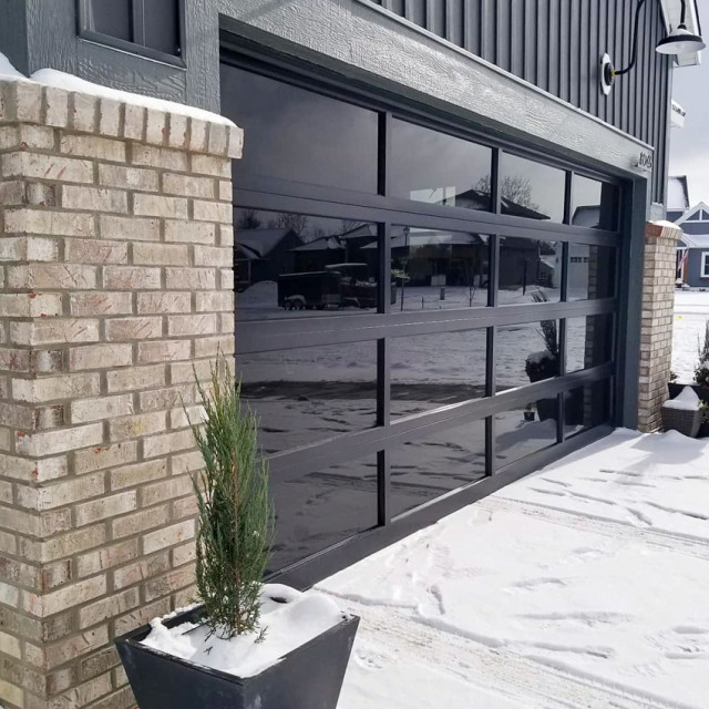 Стеклянная гаражная дверь Modern Frame с алюминиевым каркасом