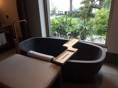 Modern Design Hand Carved High Polishing Natural Carrara Marble Bath Tub