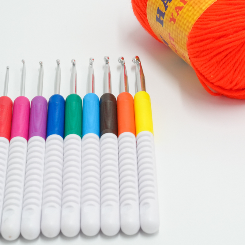 Nine Color Plastic Handle Aluminum Crochet Hook Set