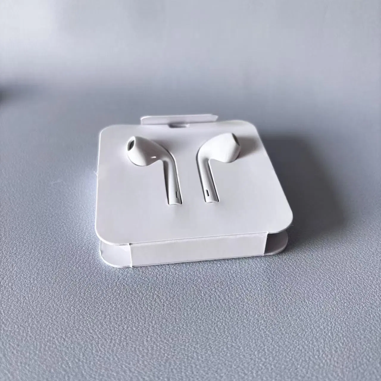 Оригинальные беспроводные наушники-вкладыши с кабелем