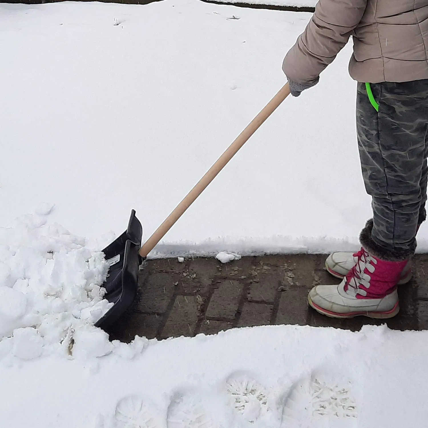 Winter Portable Snow Shovel for Driveway Snow Removal with Wooden Rod and Handle 136cm Length Compact Scooper Shovel Heavy Duty