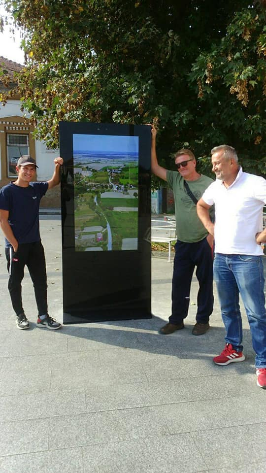 Уличный LCD дисплей 65 дюймов с тачскрином и Android