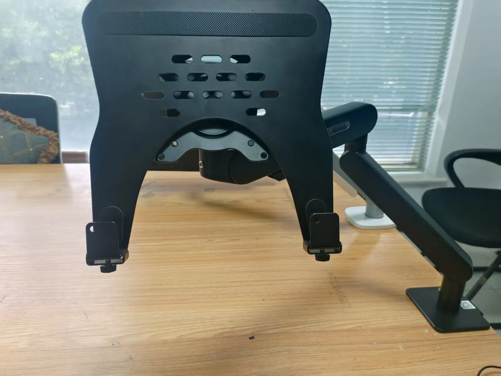 Крепление для ноутбука к монитору на VESA 100x100/75x75 мм