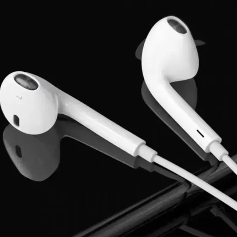 High-Quality Wired Earbuds for Lightning and Type-C Smartphones