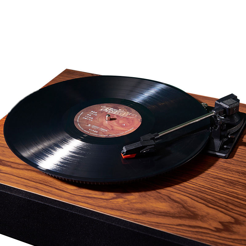 Винтажный деревянный проигрыватель виниловых пластинок