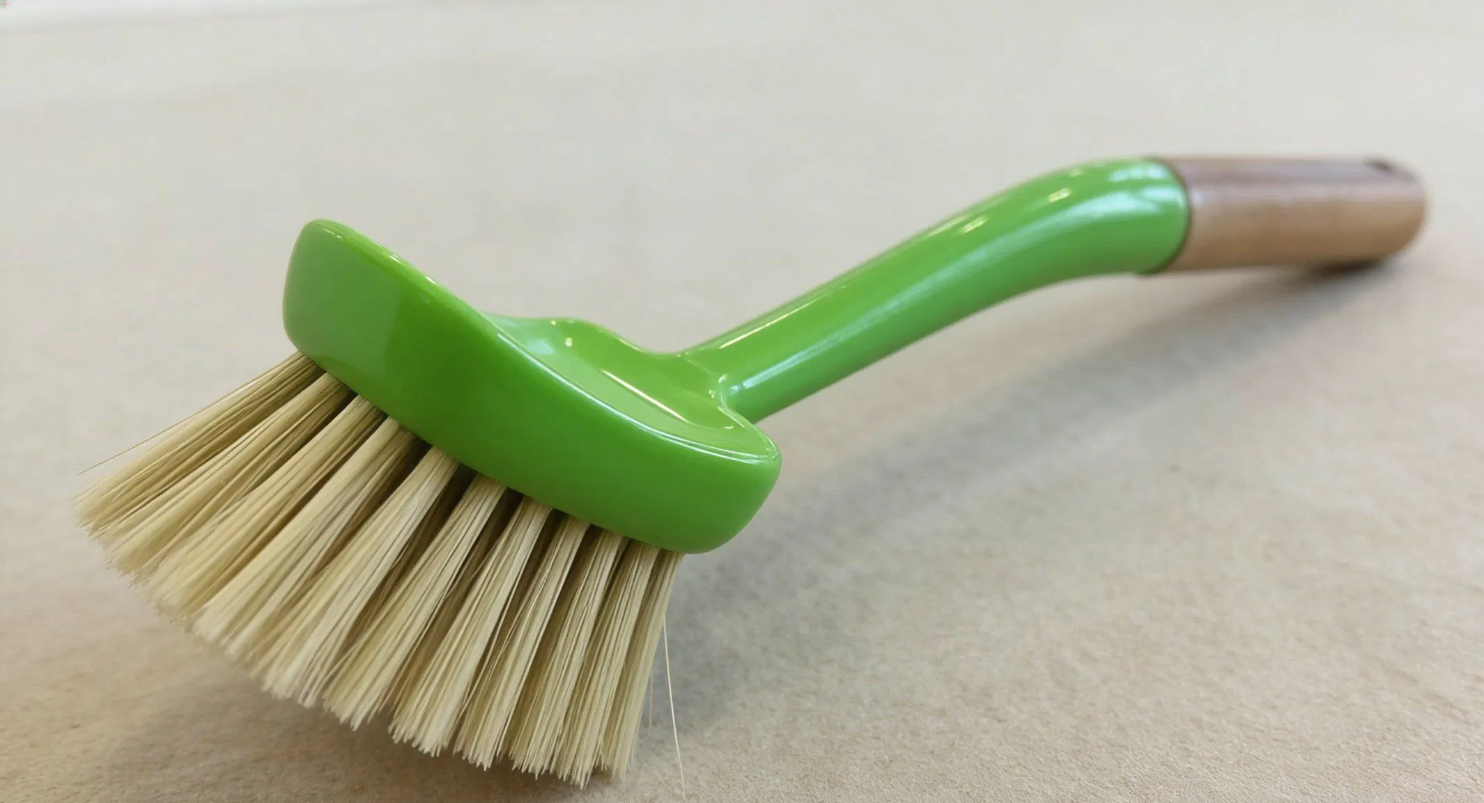 Eco-Friendly Dish Brush with Biodegradable Bristles for Sustainable Cleaning