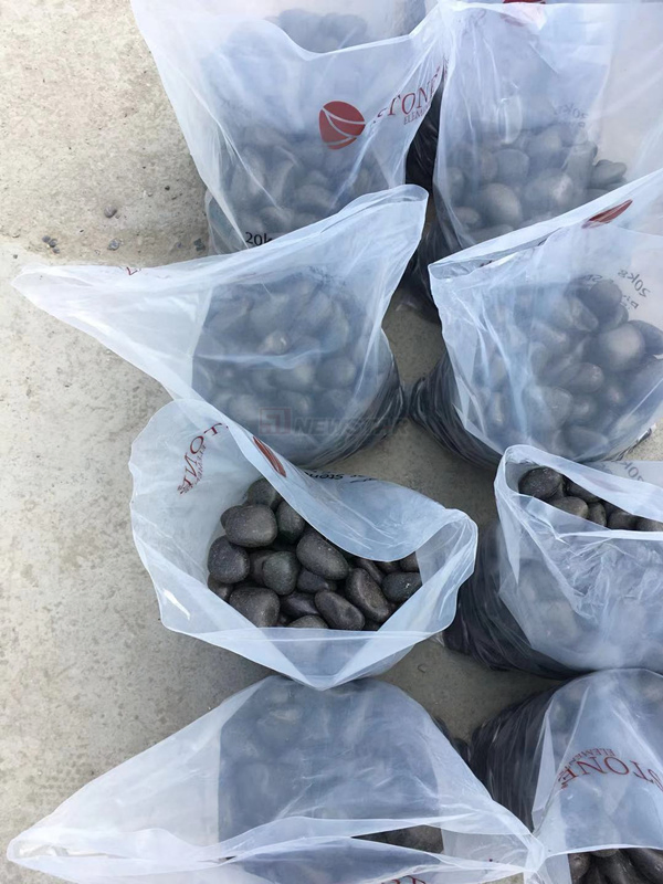 High Quality Natural Black Decorative Polished River Stones Outdoor Garden Floor Paving Pebble Stone Black