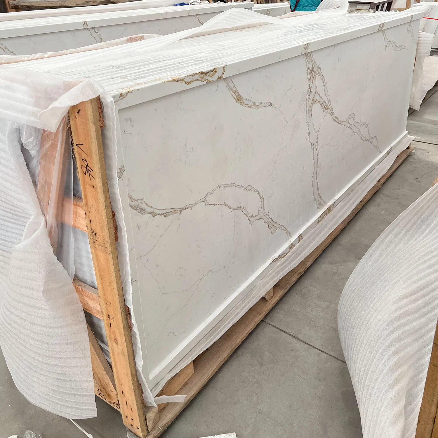Customized Flat Edge Prefab Polished Calacatta White Quartz Slab Stone Kitchen Countertop