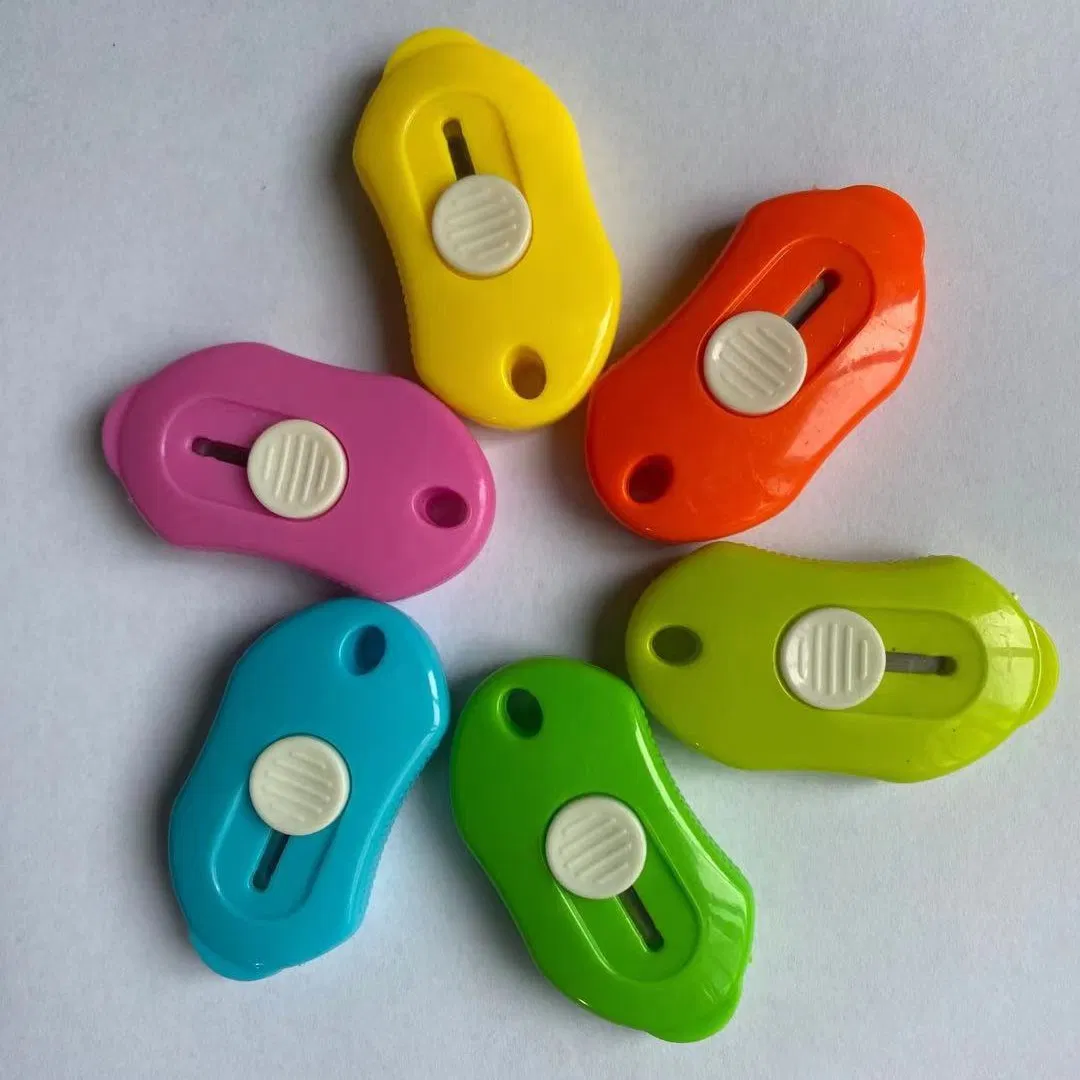 Мини-резак с выдвижным лезвием и открывалкой