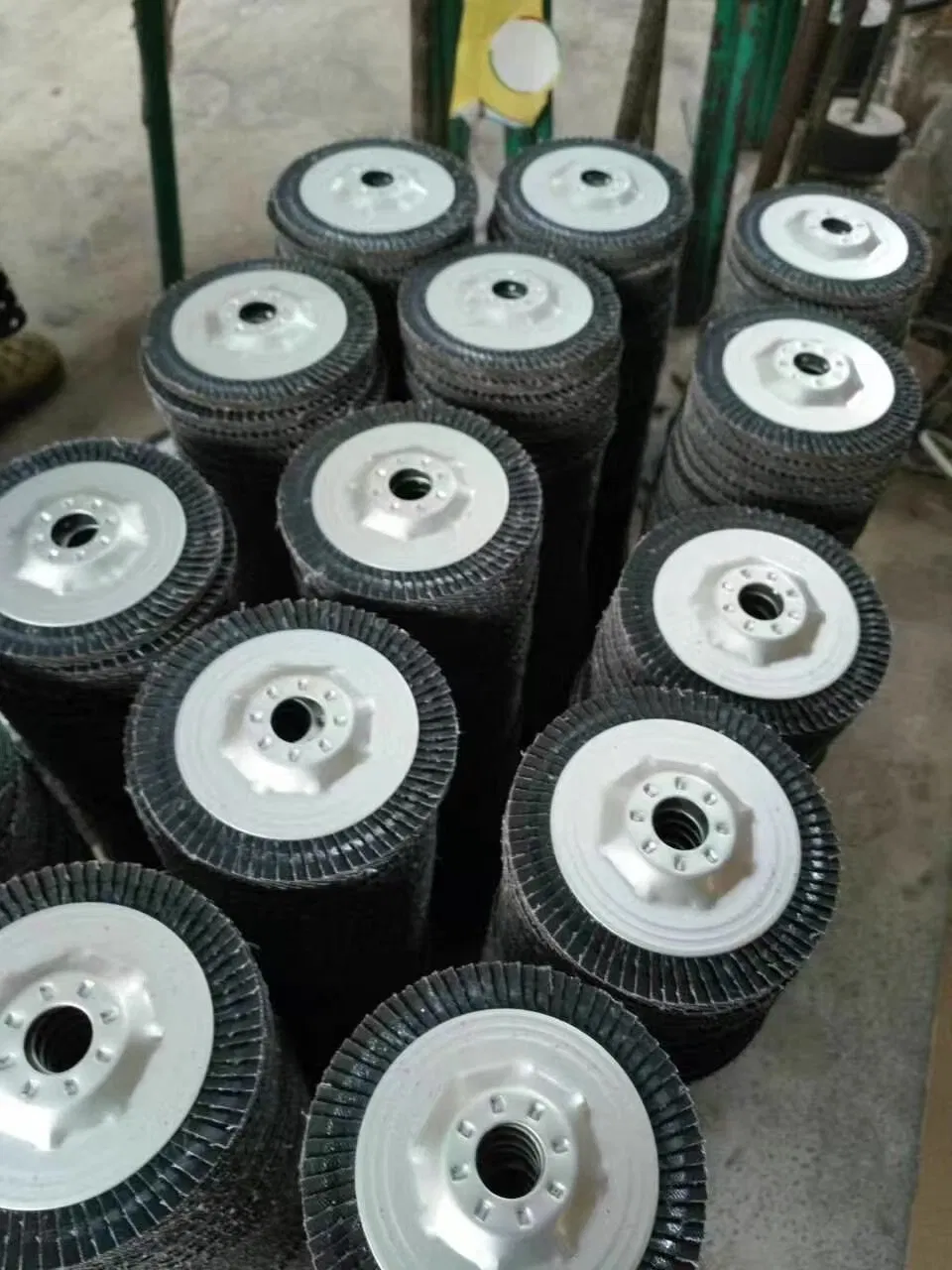 Лепестковый шлифовальный круг для ручного инструмента