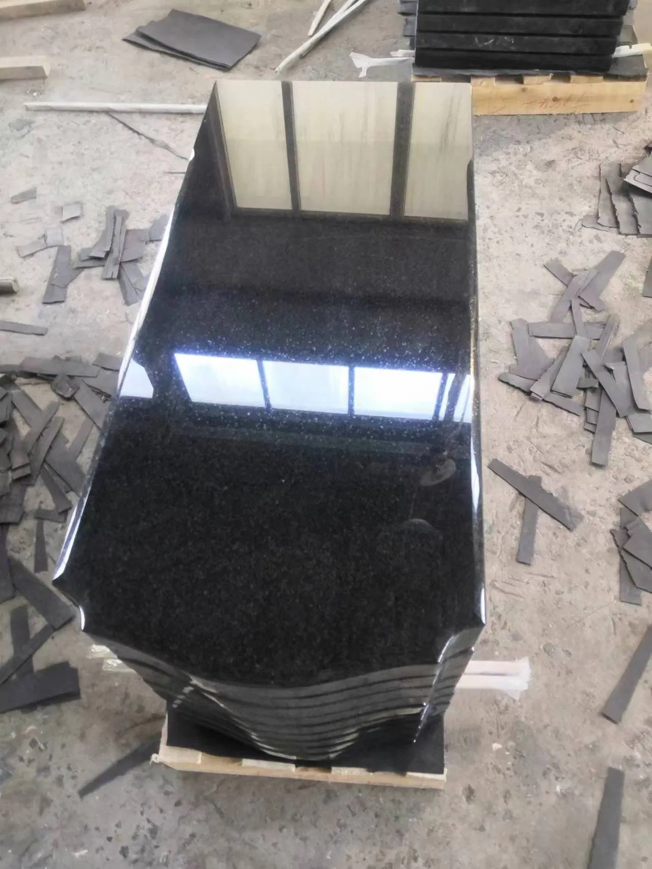 Swan Style Black and Red Granite Tombstone Mounments