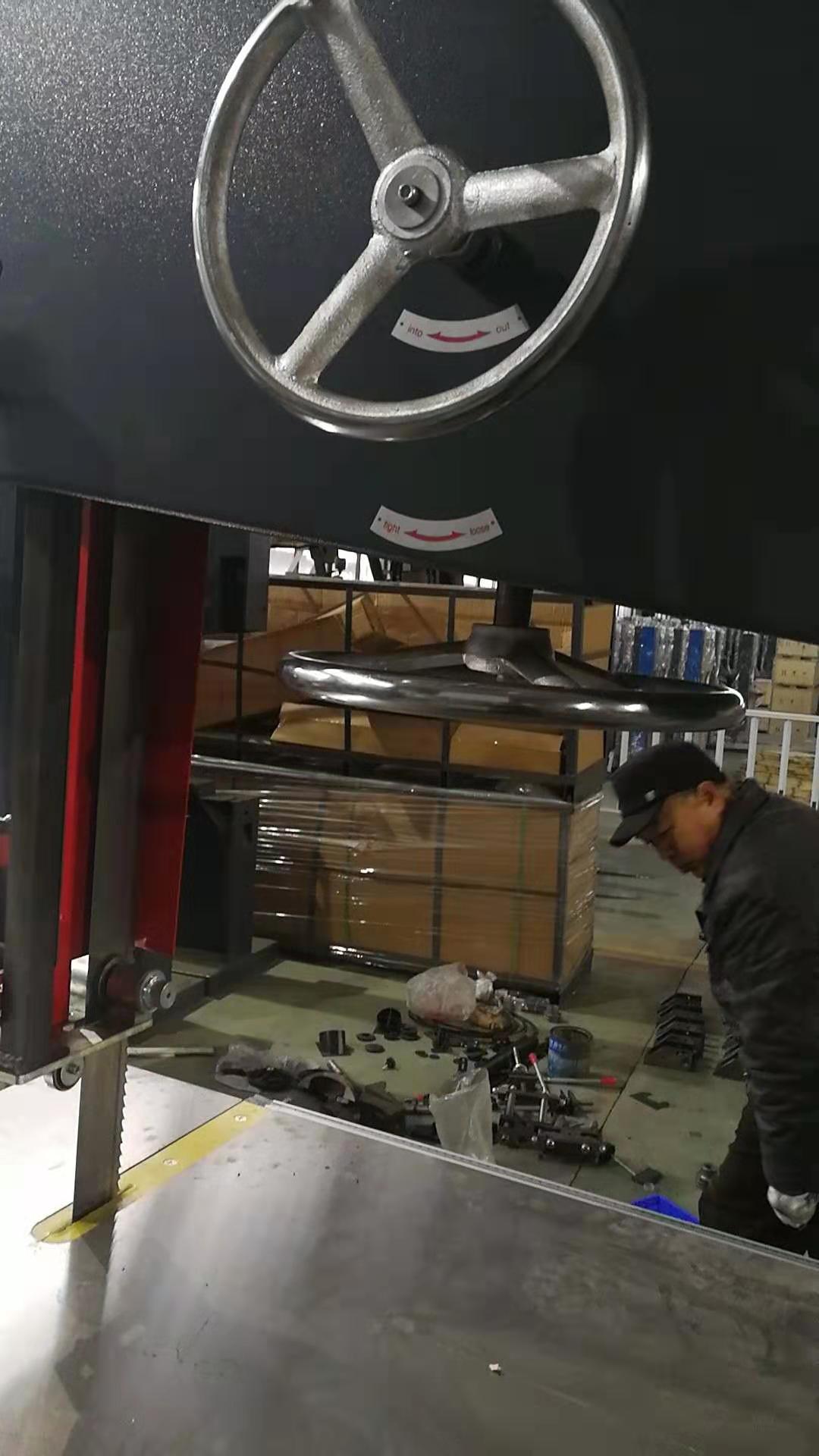 Станок ленточнопильный по дереву для прямой и криволинейной резки MJ398