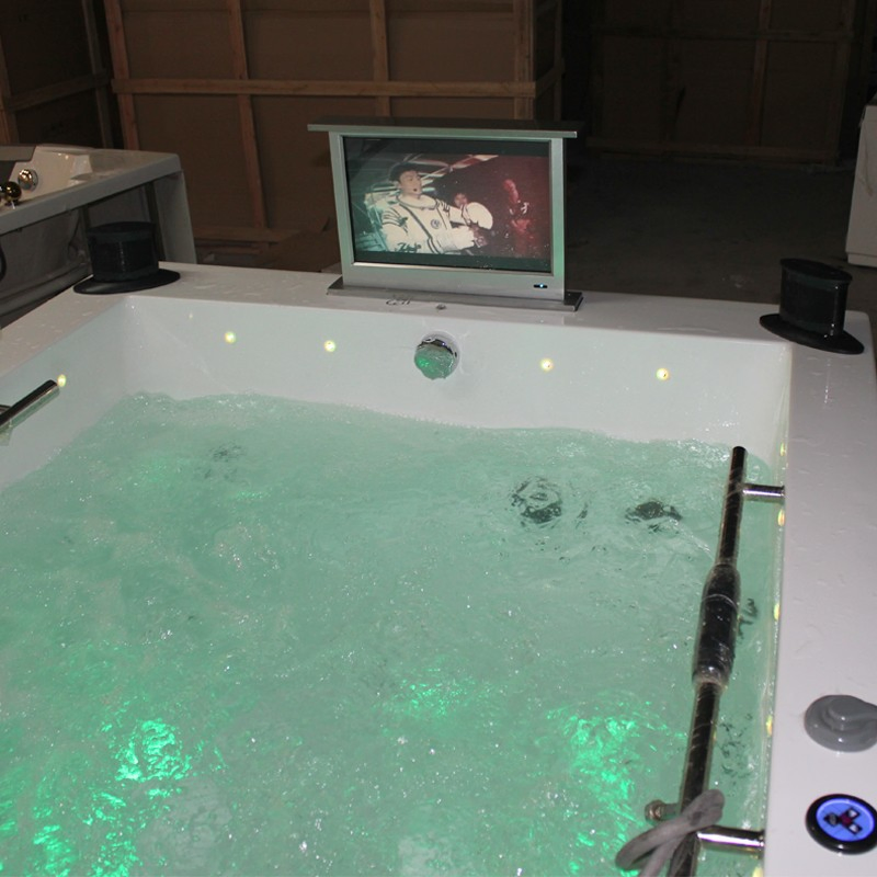 Двухместный СПА-бассейн с гидромассажем и деревянной отделкой