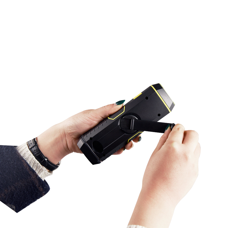 Портативное радио с фонариком и зарядкой для телефона