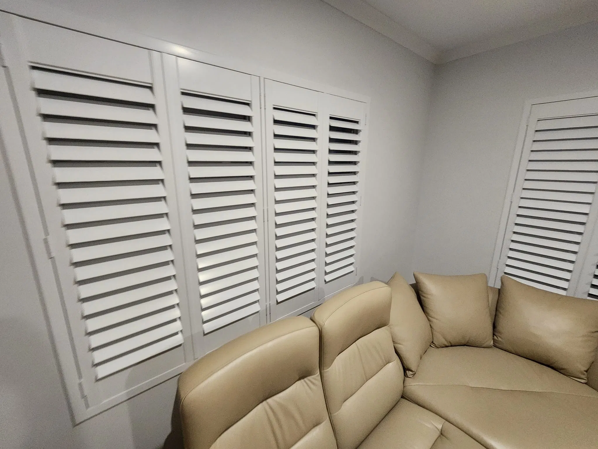 Modern Style Interior Window Plantation Shutters Wood/PVC Vinyl Popular Simplicity Fashion with Horizontal Opening Pattern
