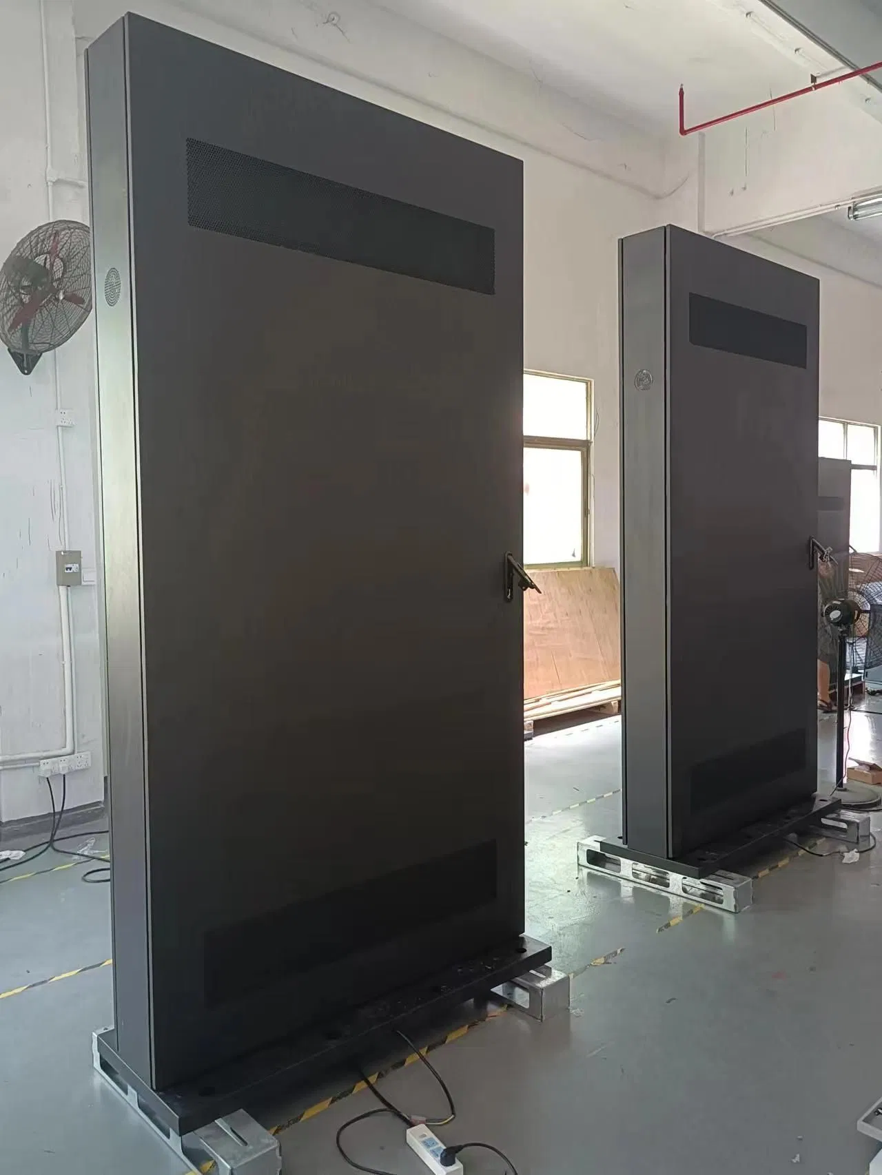32/43/75'' OEM Design Outdoor Wall Mounted LCD Display