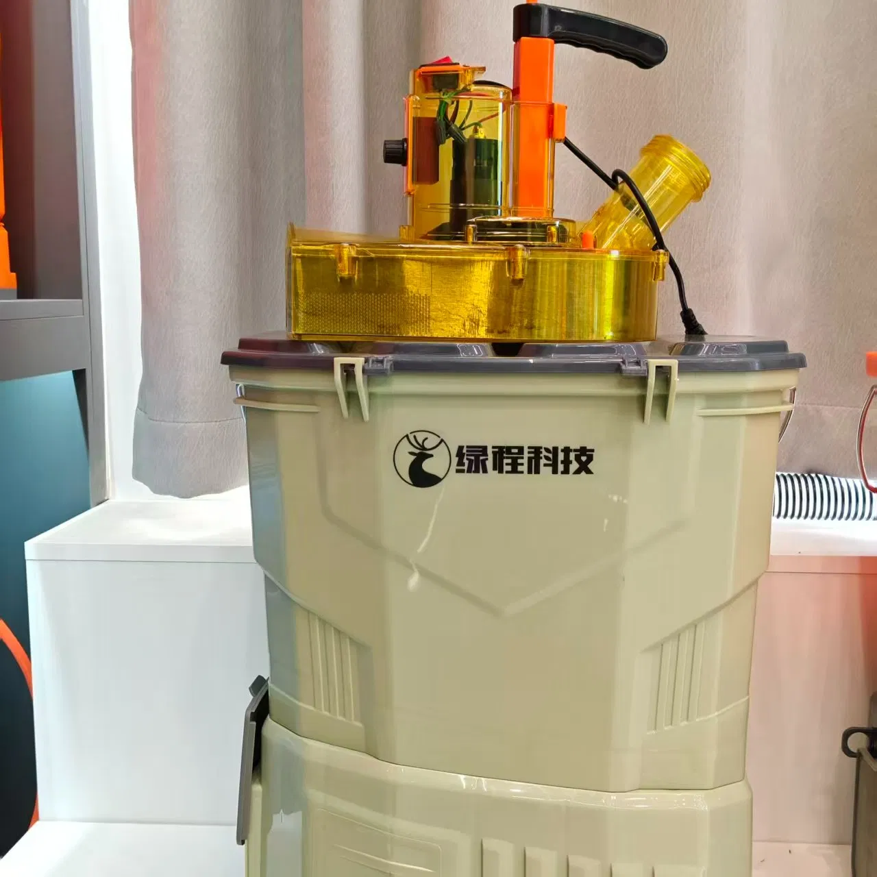 Chinese Factory Direct Rechargeable 20L Fertilizer Spreader for Farm