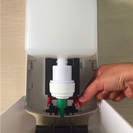 Настенный дозатор для жидкого мыла с лотком