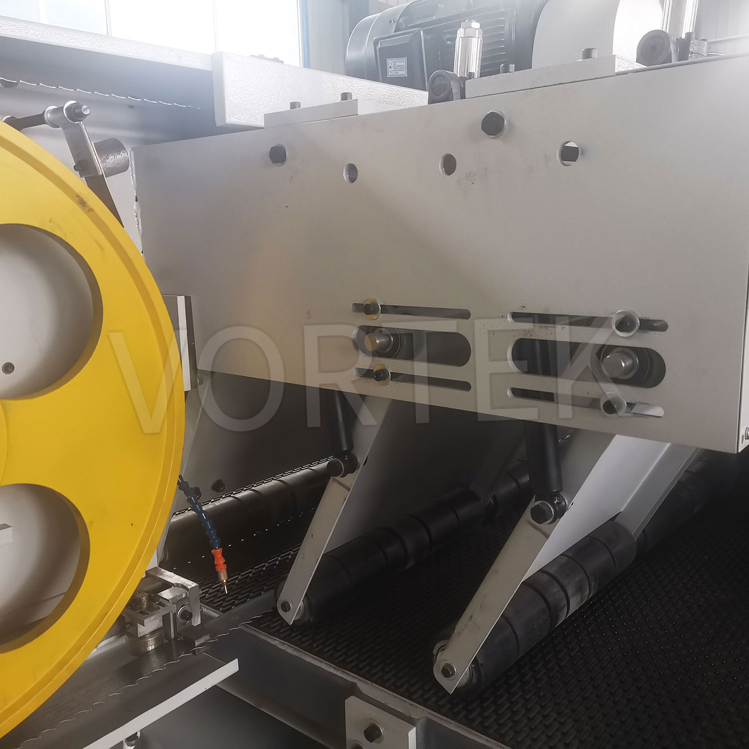 Ленточнопильный станок по дереву промышленный горизонтальный MJ300