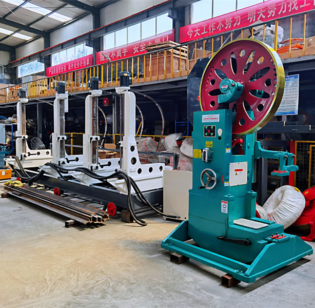 Ленточная пила по дереву вертикальная с тележкой