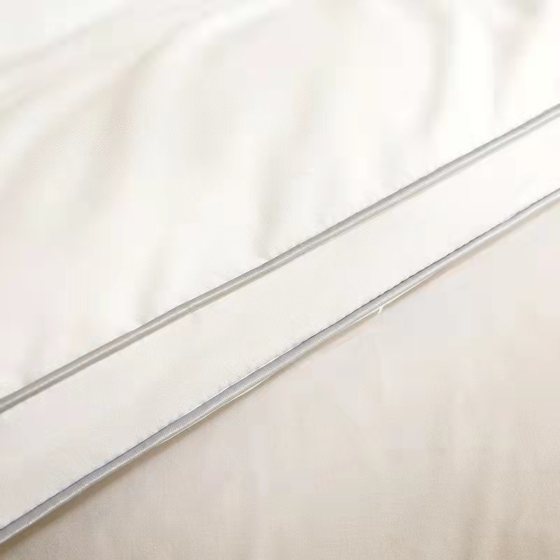 Soft and Comfortable Silk Quilt with Fence