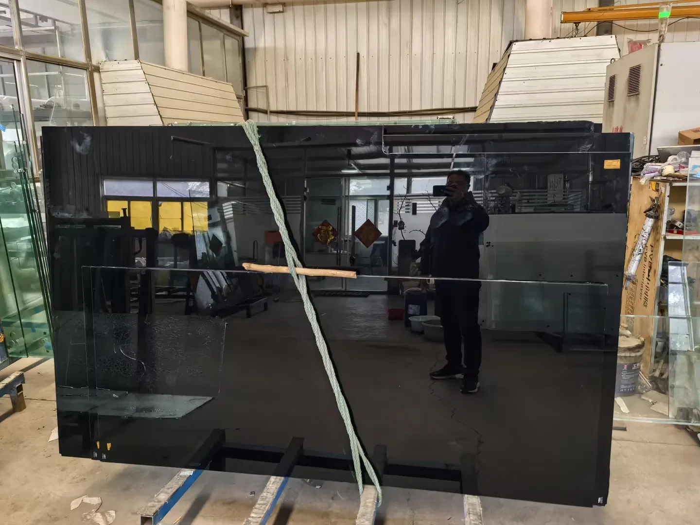 Supply 4mm+1.14 Black PVB Film+4mm Irregular Tempered Laminated Glass for Building Curtain Walls