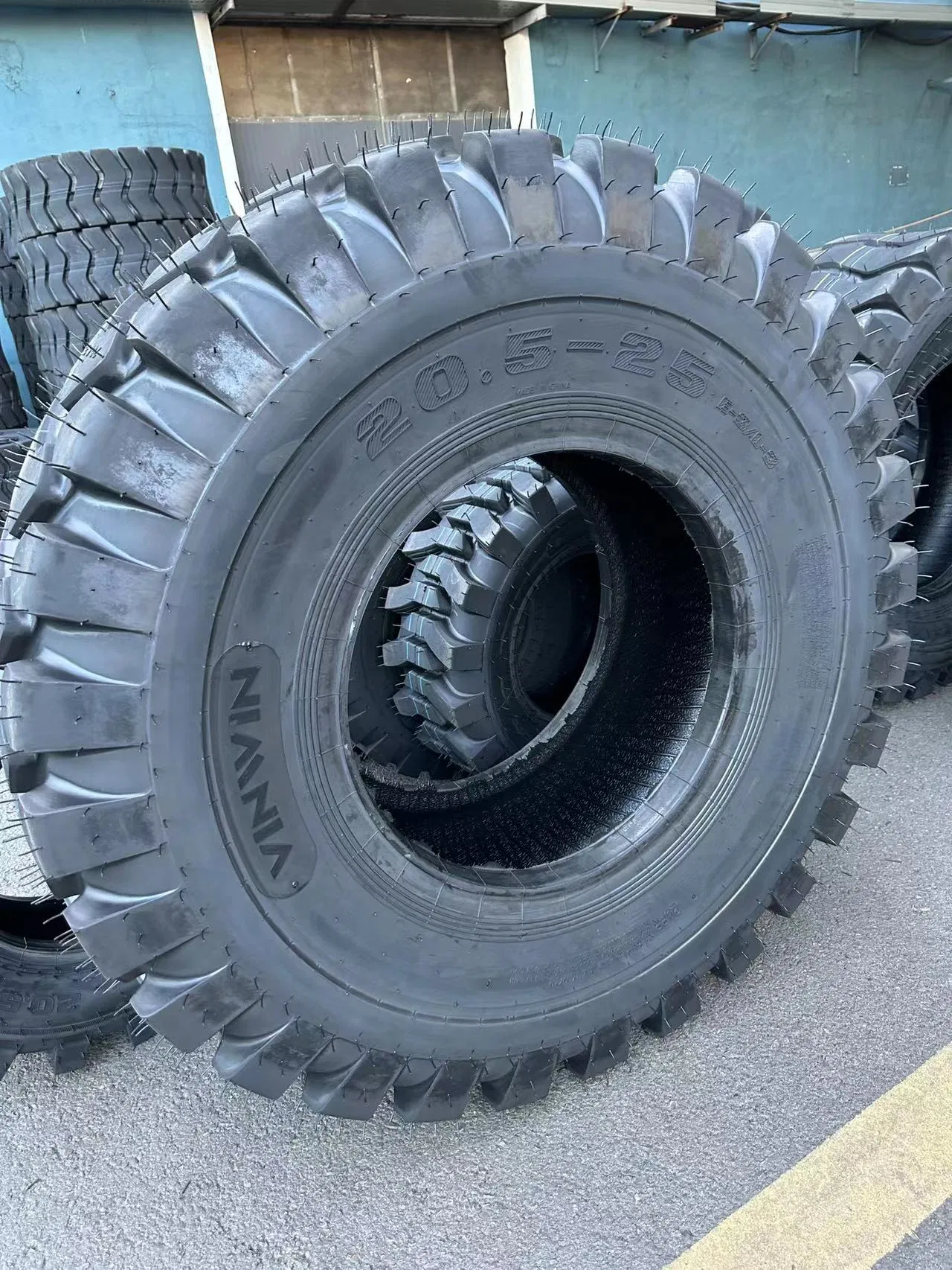 Шины для спецтехники OTR с камерами и дисками 11R22.5, 295/80R22.5, 17.5-25, 23.5-25