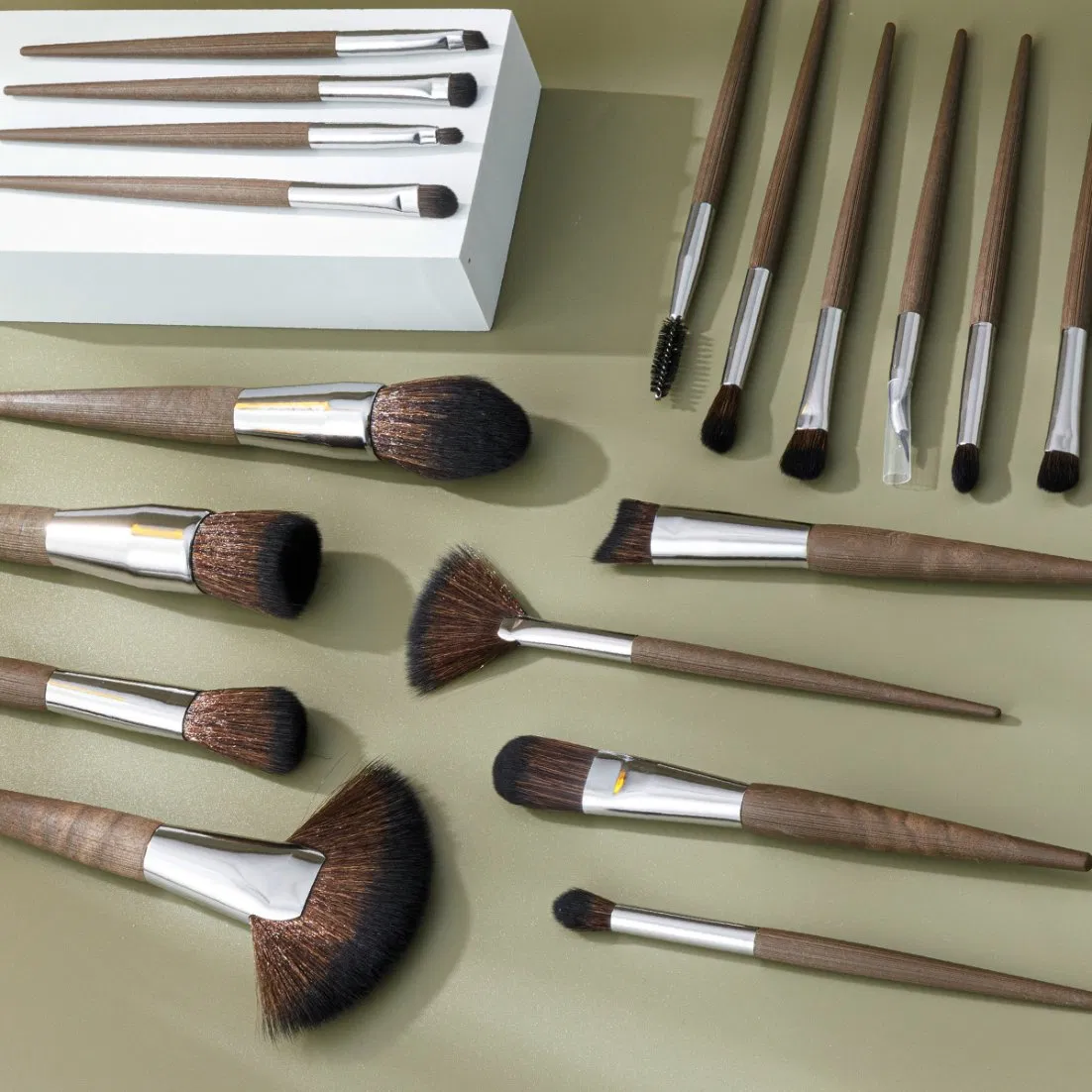 18-Piece Classic Makeup Brush Set with Coffee Ground Wood-Grain Plastic Handles