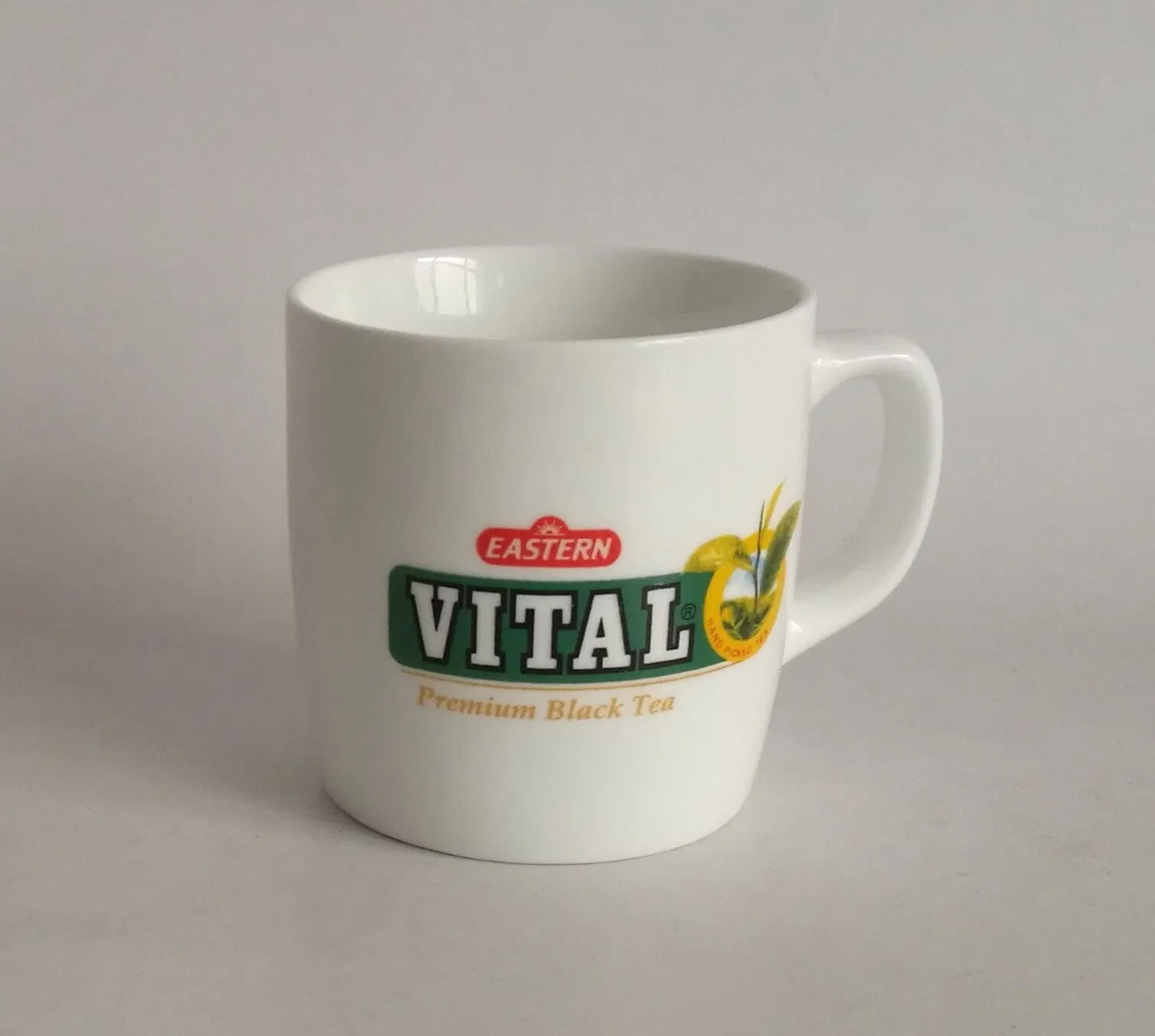 Белая фарфоровая чашка для чая с логотипом