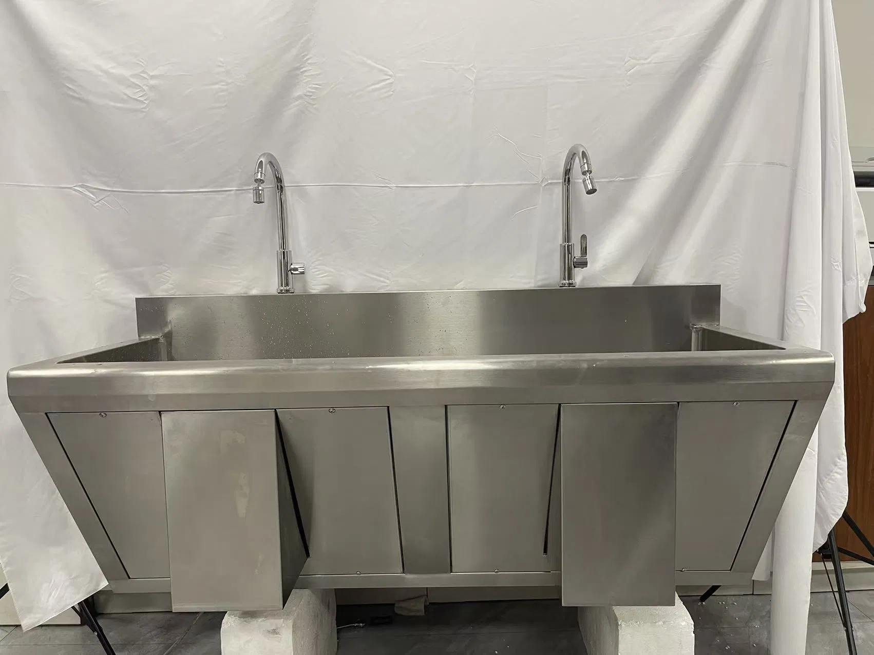 304 Stainless Steel Three Person Hand Washing Sink Medical Wash Basin