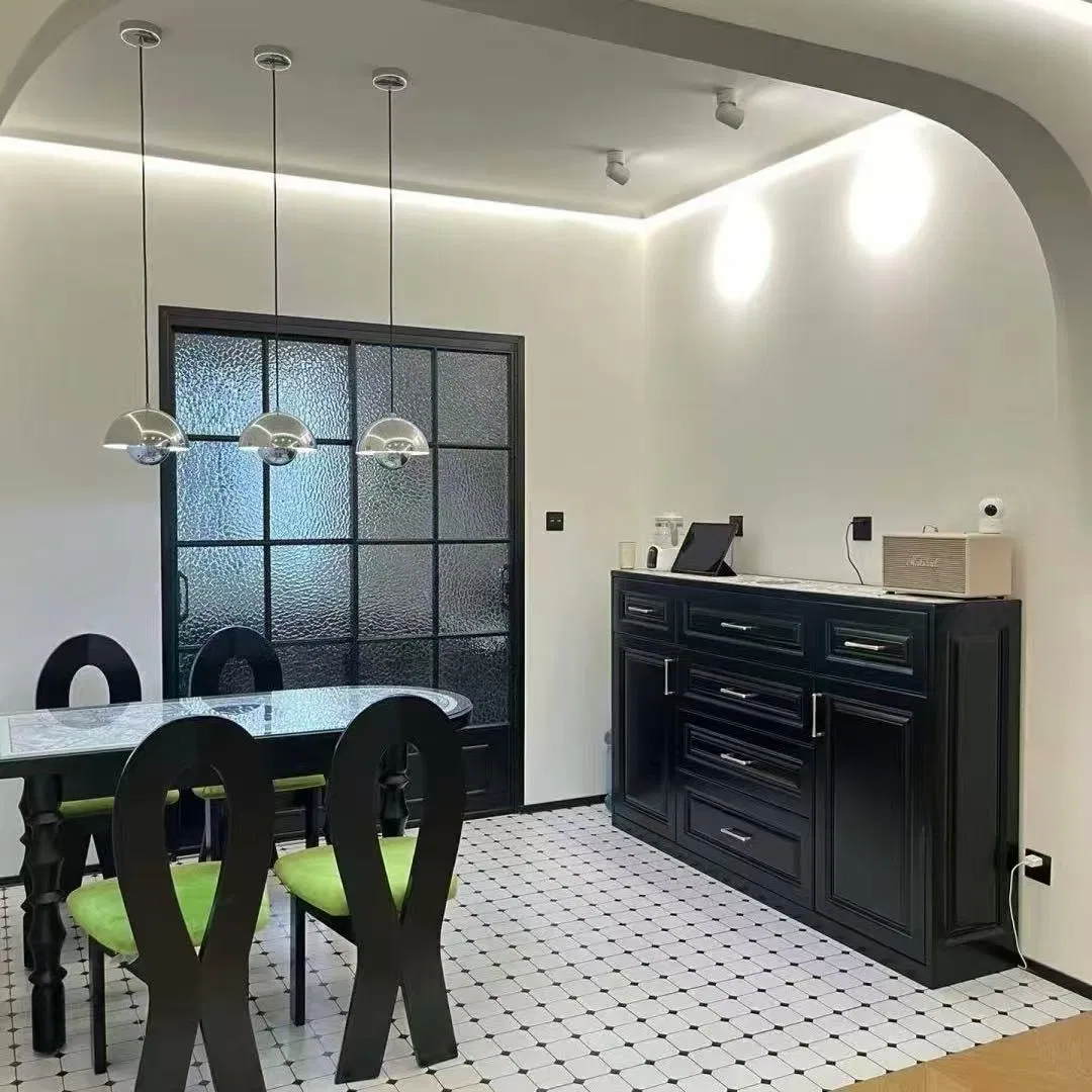 Современная комбинированная стеклянная дверь-купе + распашная для гостиной