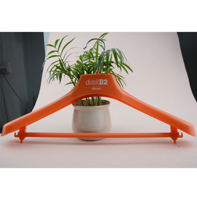 Пластиковые вешалки для одежды с планкой для брюк