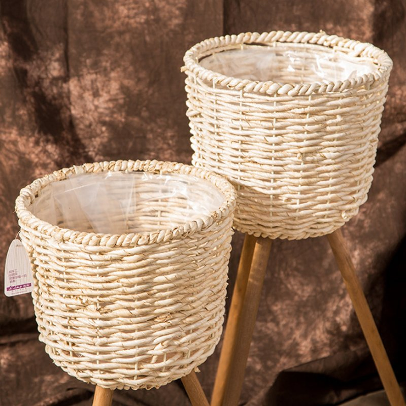 Плетеная корзина из кукурузных листьев для цветов