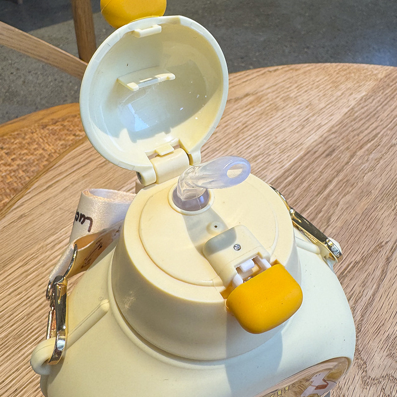 Sport Sippy Cup with Oblique Span Shell Cover