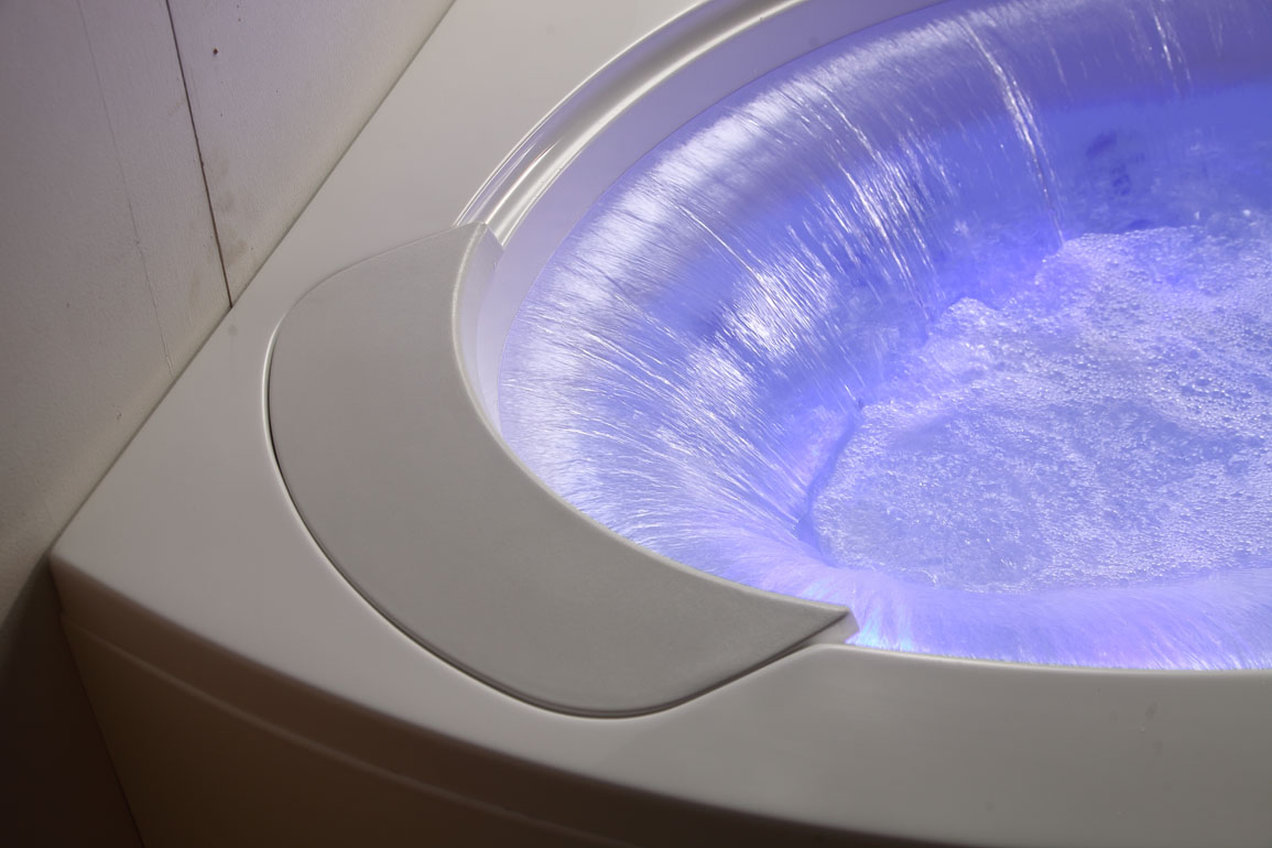 Угловая ванна с гидромассажем и смесителем