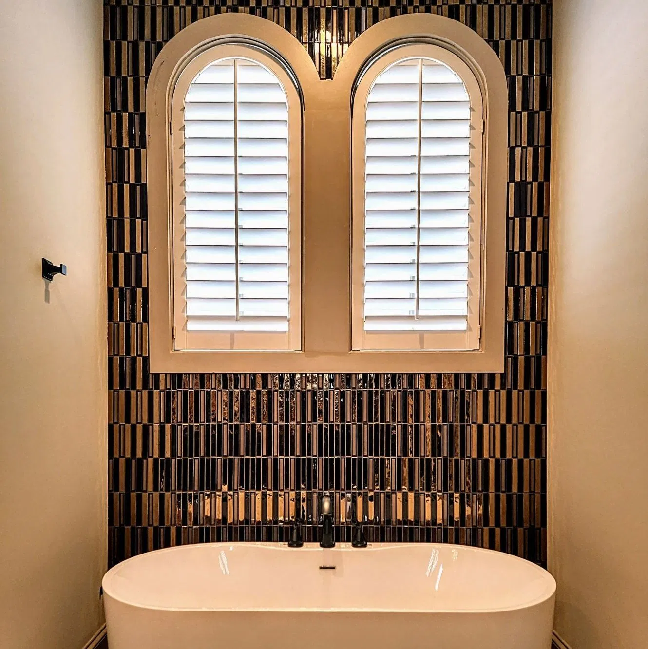 Factory High Quality Plantation Shutter Louver Window