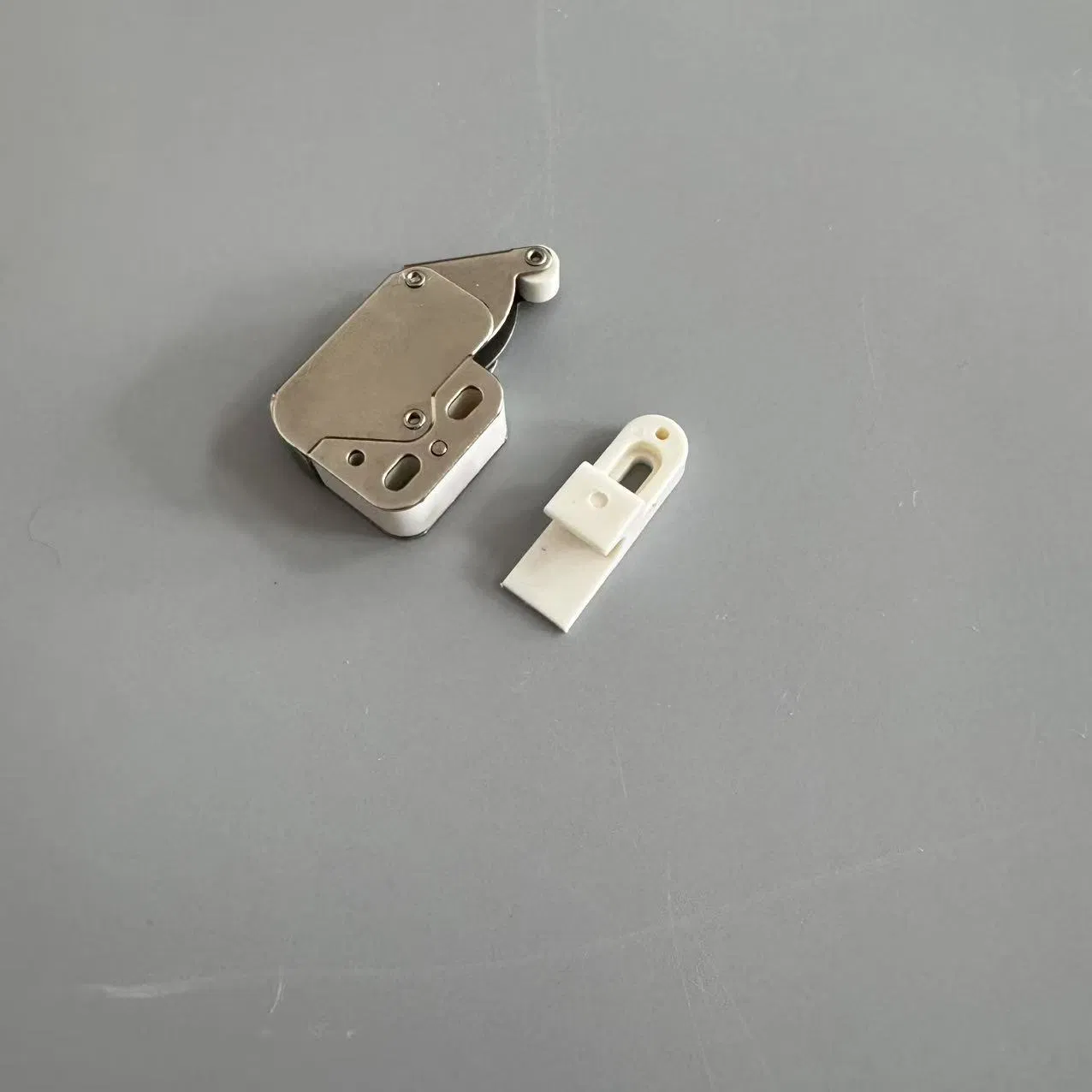 Push Lock Mini Latch with Plastic Pulley