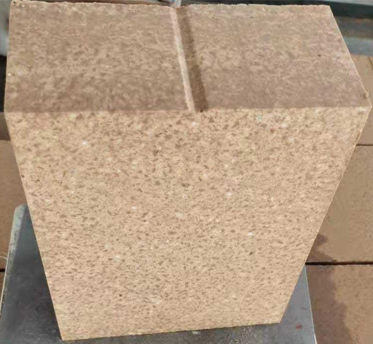 Магнезито-глиноземистый огнеупорный кирпич для зоны спекания