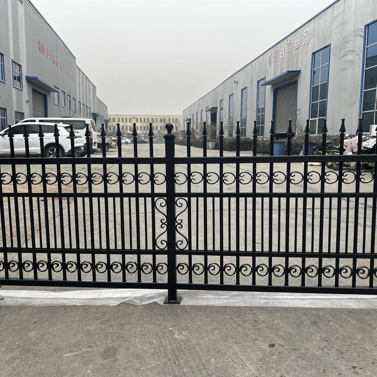 Reinforced Frame and Anti Climb Design Heavy Duty Welded Wrought Steel Iron Fence Welded Powder Coated Finials Top Fence Garrison/Security/Safety Fence