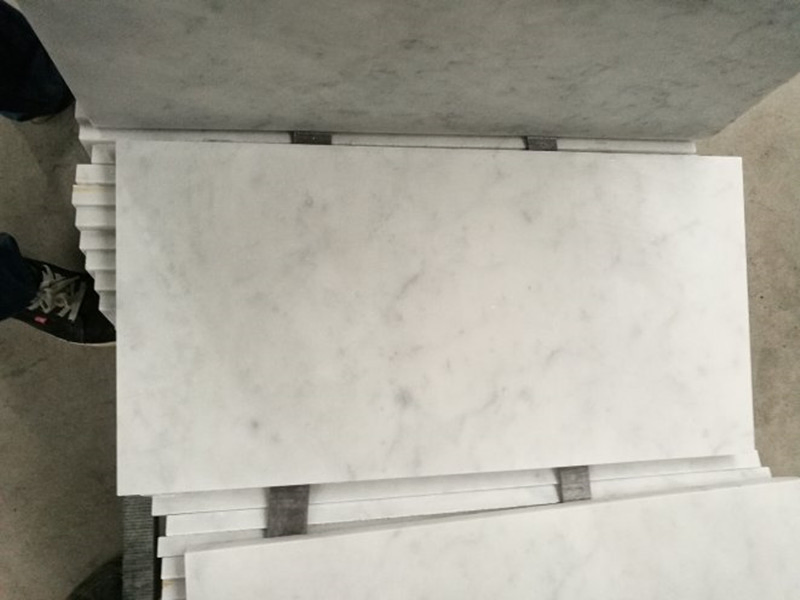 Плитка из белого каррарского мрамора для пола и стен