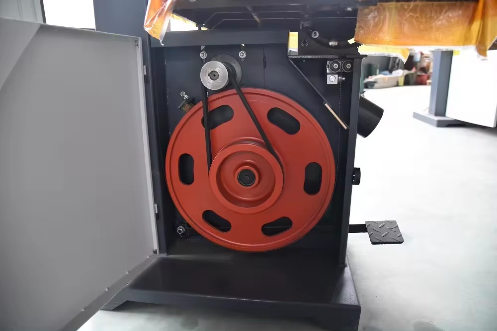 Ленточная пила по дереву вертикальная MJ397