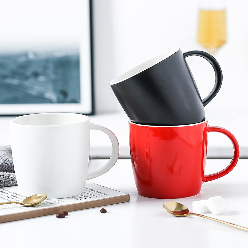 Керамическая кружка с логотипом, матовая черная, с крышкой