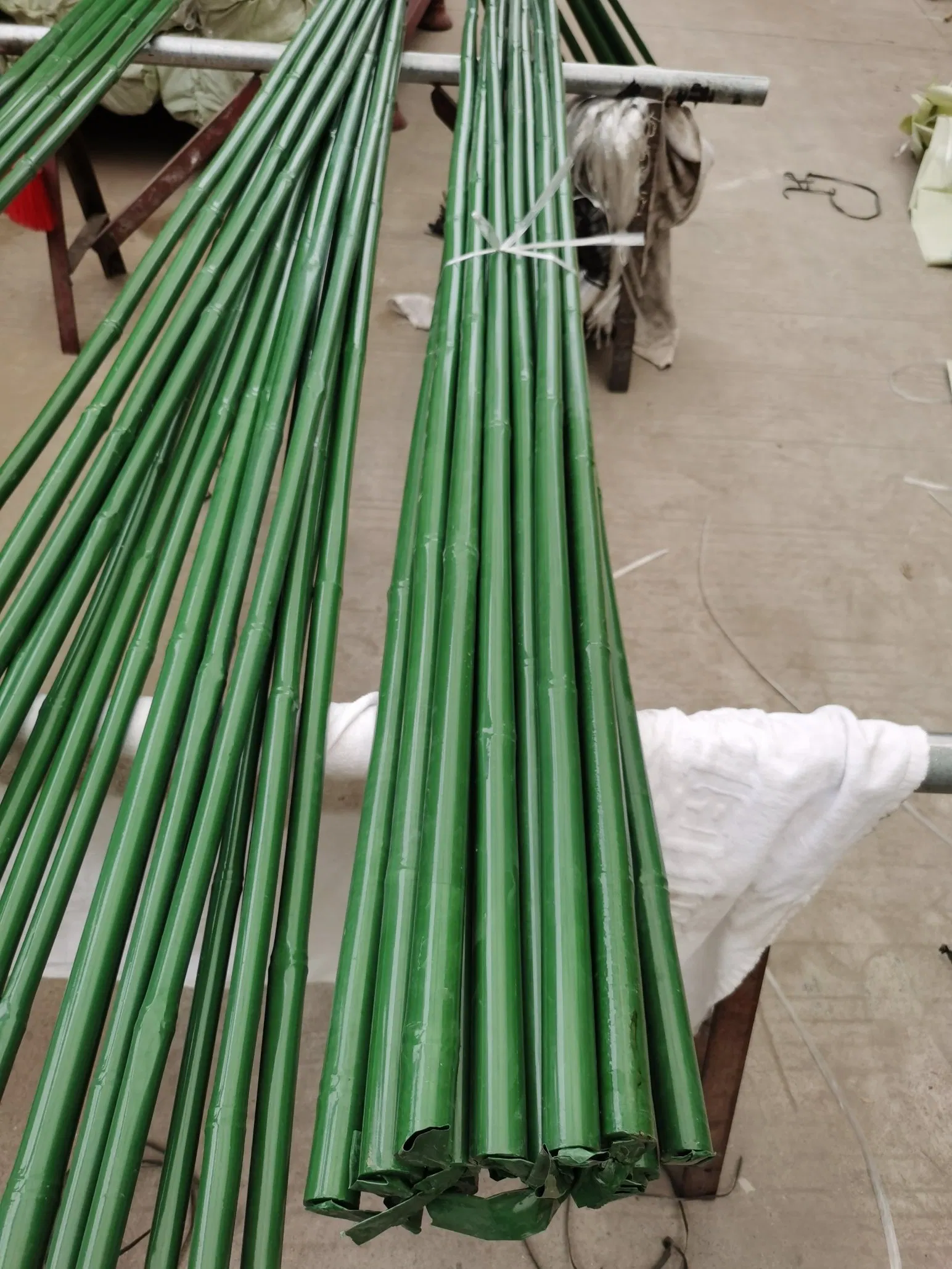 Factory Price Natural Raw Plastic Coated Tonkin Bamboo Poles for Grape Support